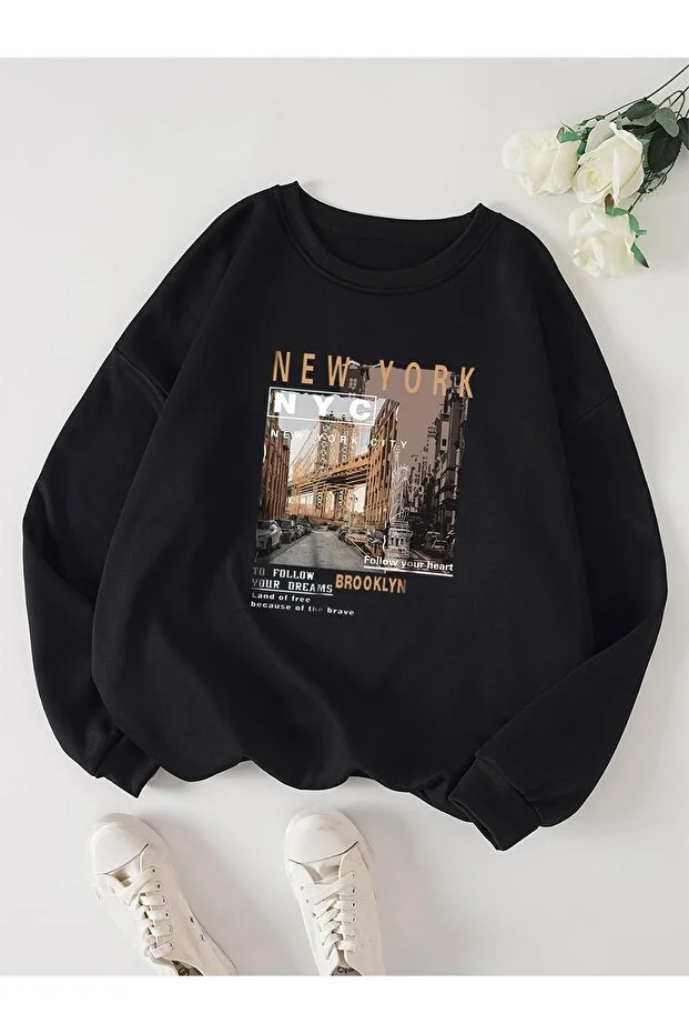 NYC Kartallı Baskılı Bisiklet Yaka Sweatshirt.